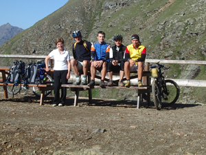 an Haselgruber Hütte mit Wirtin